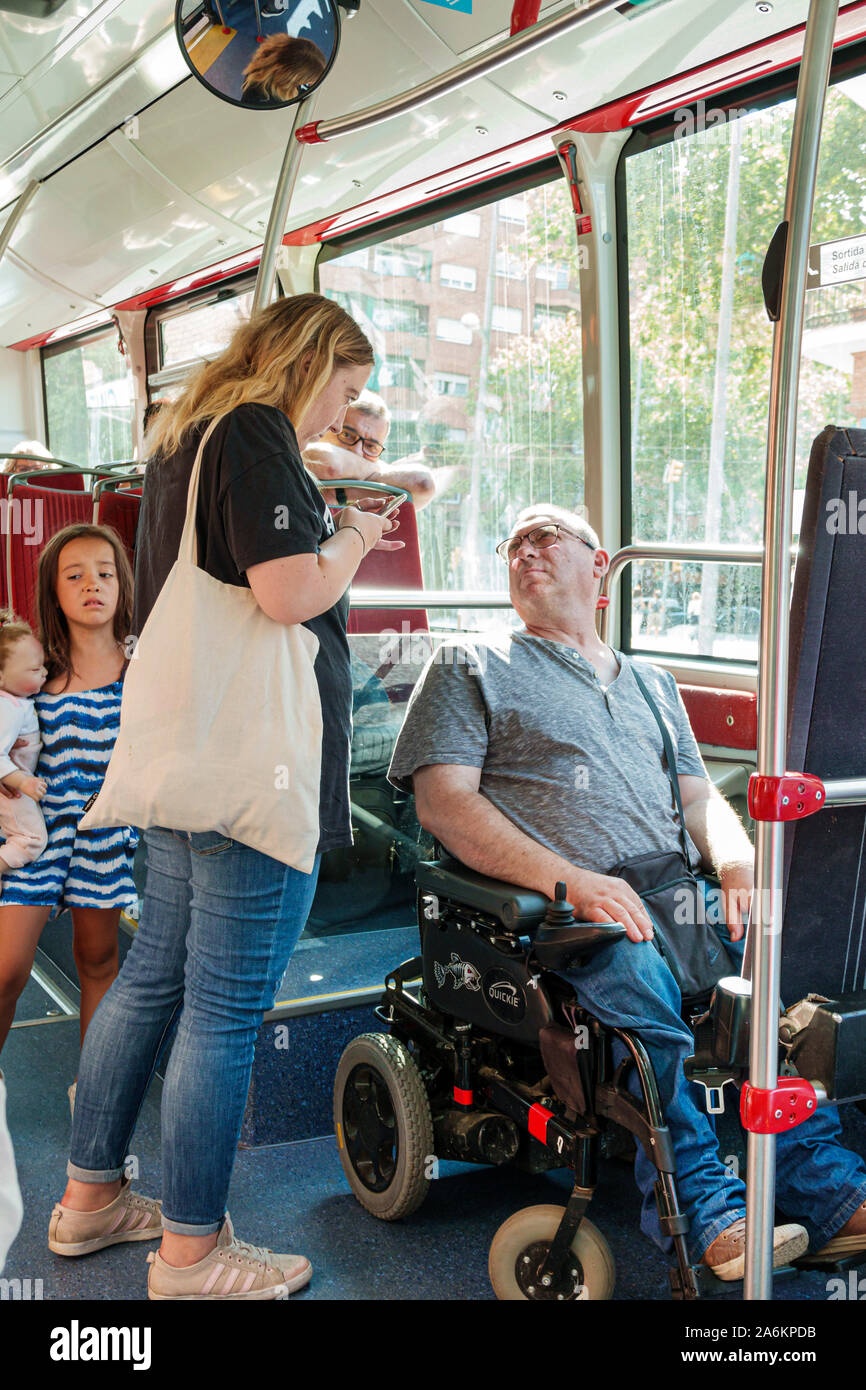 Barcelone Espagne,Catalogne Catalunya,Transports Metropolitans de Barcelone,TMB,bus de ville,transport en commun,homme hommes adultes hommes,femme femmes Fem Banque D'Images