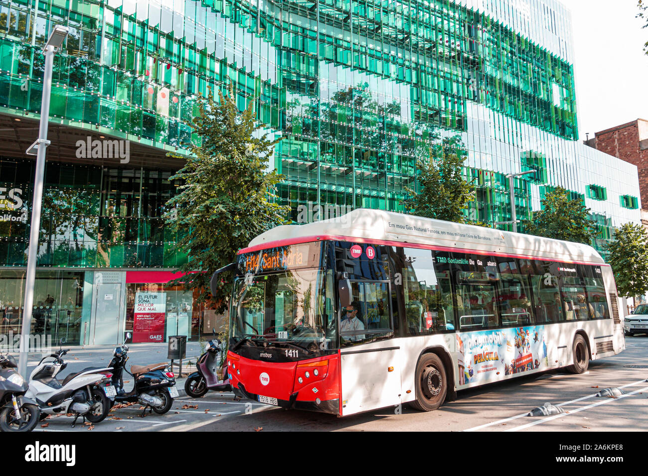 Barcelone Espagne,Catalogne Catalunya,Poblenou,Carrer de Pere IV,Edificio Juan Gasso Bosch,extérieur du bâtiment,mur-rideau en verre vert,Metropolitans de B Banque D'Images