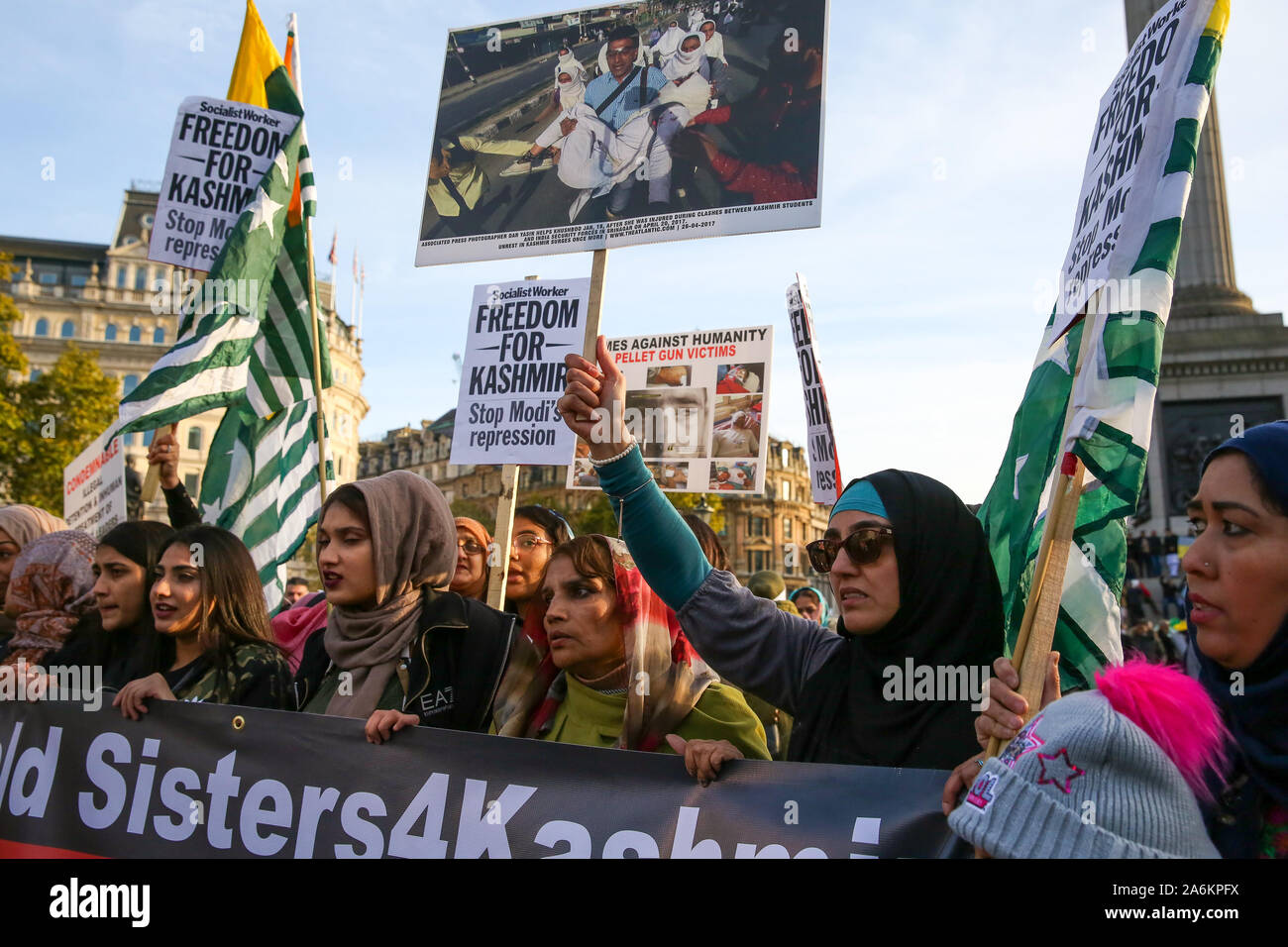 London, UK 27 Oct 2019 - Des milliers de manifestants de groupes que Pro-Kashmiri à Trafalgar Square, le centre de Londres, le jour de Diwali (la fête hindoue de la lumière), appelant les autorités indiennes à lever le couvre-feu au Cachemire, de sorte que les Hindous peuvent célébrer le Diwali. Credit : Dinendra Haria/Alamy Live News Banque D'Images