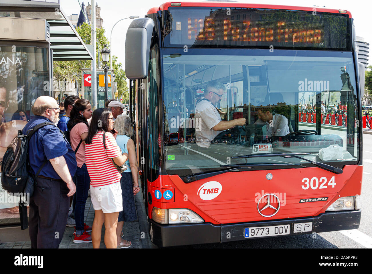 Barcelone Espagne,Catalogne Catalunya,Plaza Placa de Catalunya,arrêt de bus,abri,Transports métropoles de Barcelone,TMB,bus de ville,transports en commun Banque D'Images
