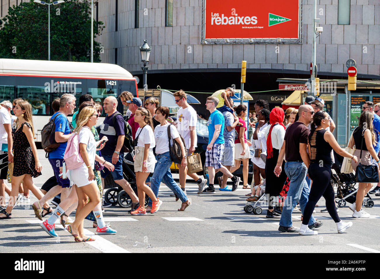 Barcelone Espagne,Catalogne Catalunya,Plaza Placa de Catalunya,piétons,intersection animée,passage à niveau,homme hommes adultes mâles,femme femmes fémal Banque D'Images