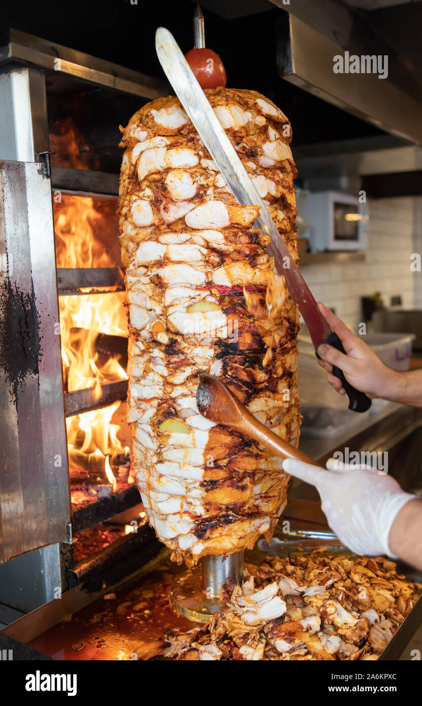 Coupe avec couteau Chef doner Doner kebab turc traditionnel de la