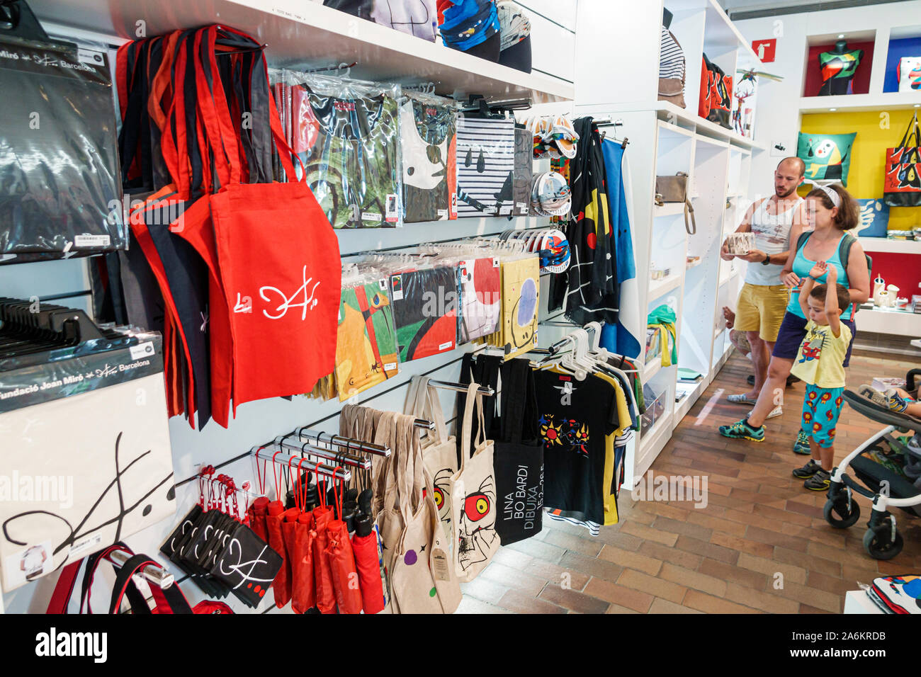 Barcelone Espagne,Catalogne Parc de Montjuic,Fondation Fundacio Joan Miro,Musée d'art contemporain,boutique,boutique de cadeaux,shopping,exposition thématique,femme,homme,garçon Banque D'Images