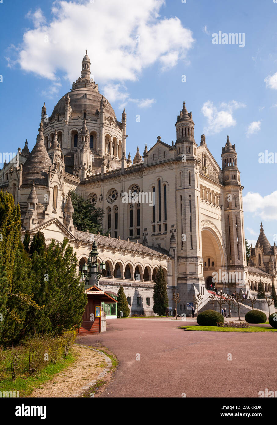 Vue verticale de l'extérieur de la basilique de Lisieux en Normandie, France Banque D'Images