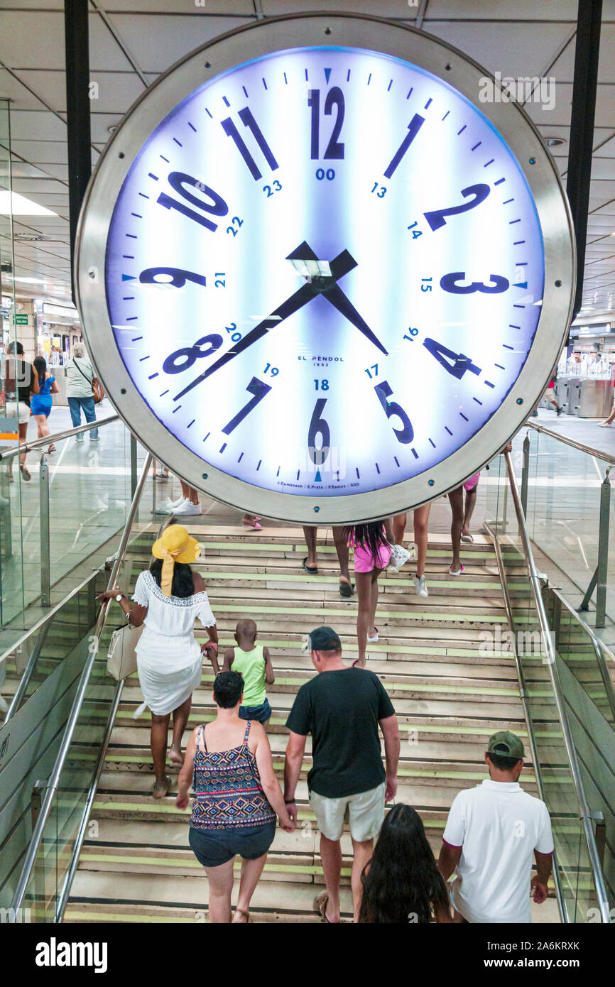 Barcelone Espagne, Catalogne Transports métropoles de Barcelone TMB, métro, métro, transport rapide, Plaza Placa de Catalunya station, grande horloge, escaliers, homme Banque D'Images