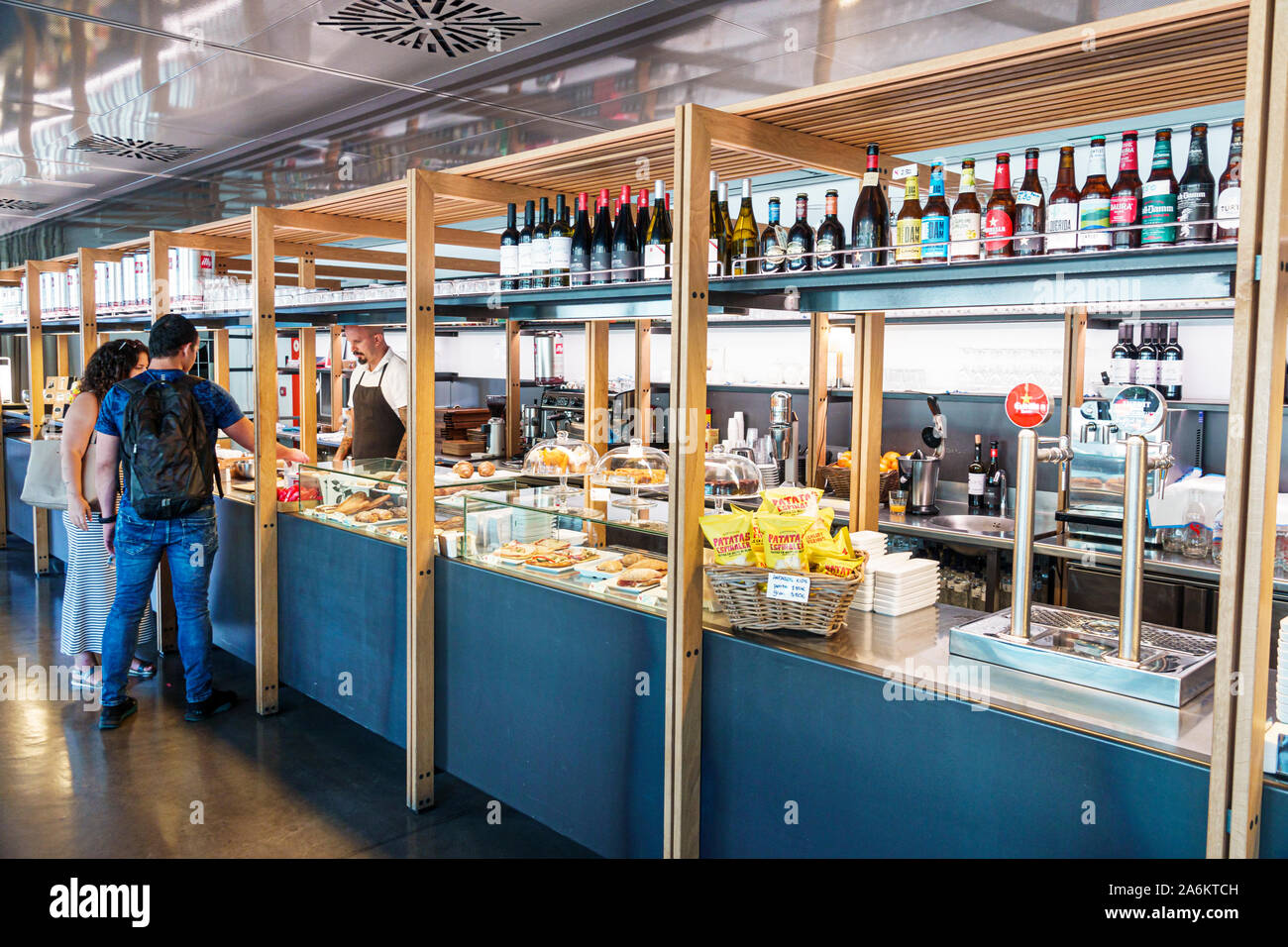 Barcelone Espagne,Catalonia Plaza Placa de les Glories,Museu del Disseny de Barcelona Design Museum,café,restaurant,homme,femme,couple,client,comptoir a Banque D'Images