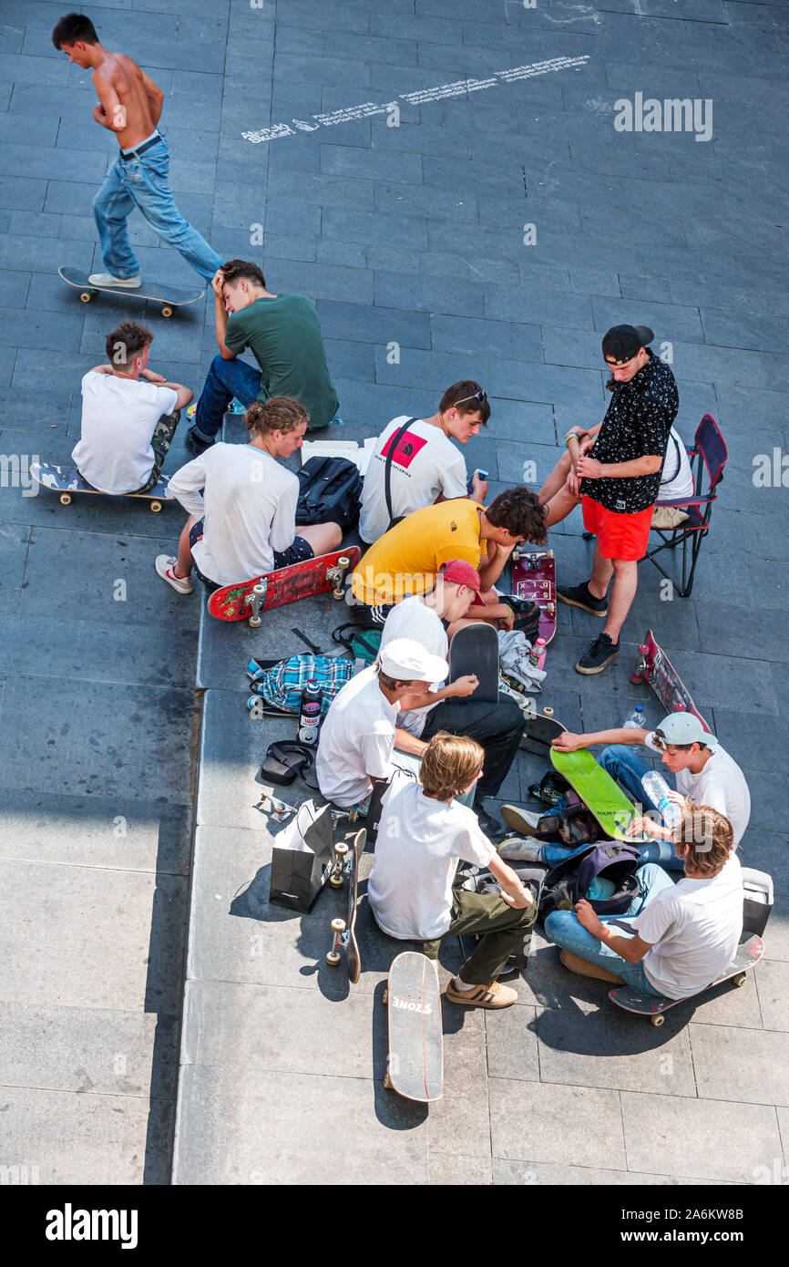 Barcelone Espagne,Catalogne Ciutat Vella,El Raval,Plaza Placa dels Angels,Musée d'art contemporain MACBA,garçon,adolescent,jeune adulte,skateboard,patineurs,urbain Banque D'Images