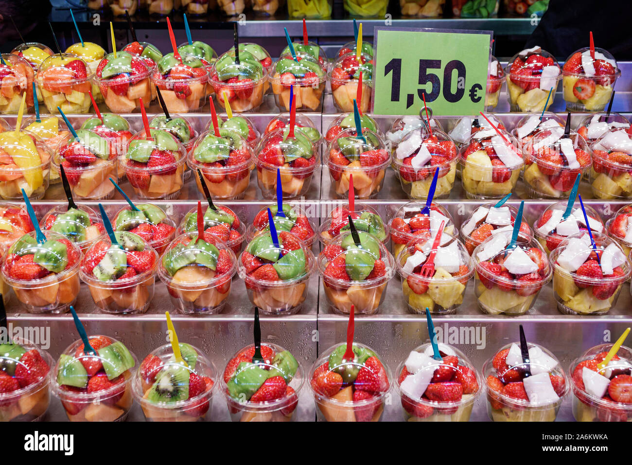 Barcelone Espagne,Catalogne Ciutat Vella,Barri Gotic,la Rambla,Mercat de la Boqueria,marché public,stall de vendeur,coupe coupes de fruits,vente d'exposition,hispanique,ES1 Banque D'Images