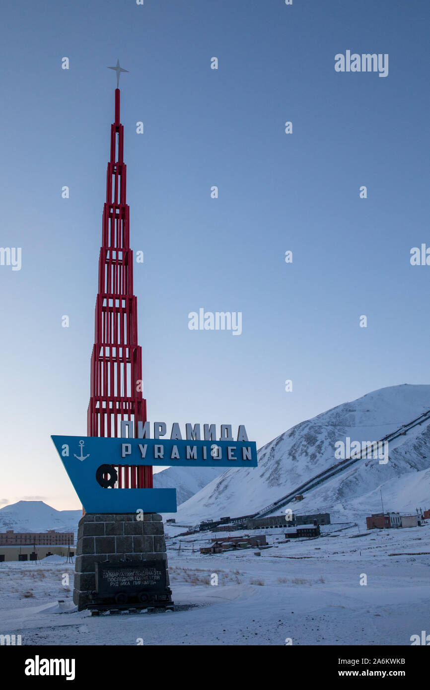 PYRAMIDEN, NORVÈGE - Mars 2019 : le monument dans le règlement de l'Arctique russe abandonnés Pyramiden, la Norvège. Banque D'Images
