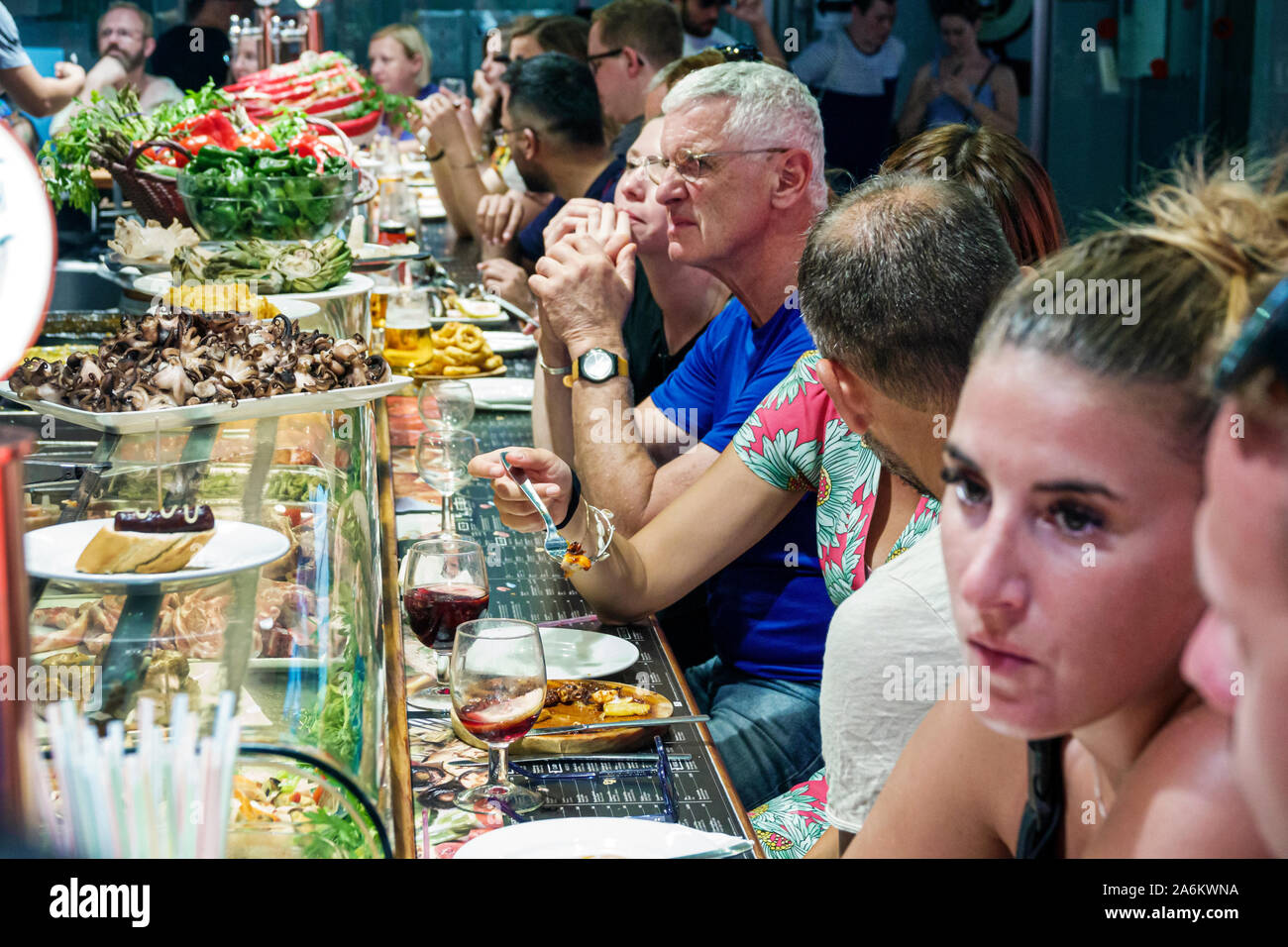 Barcelone Espagne,Catalonia Ciutat Vella,Barri Gotic,la Rambla,Mercat de la Boqueria,marché public,stalle de vendeur,fruits de mer,comptoir de restaurant,manger,pieuvre Banque D'Images