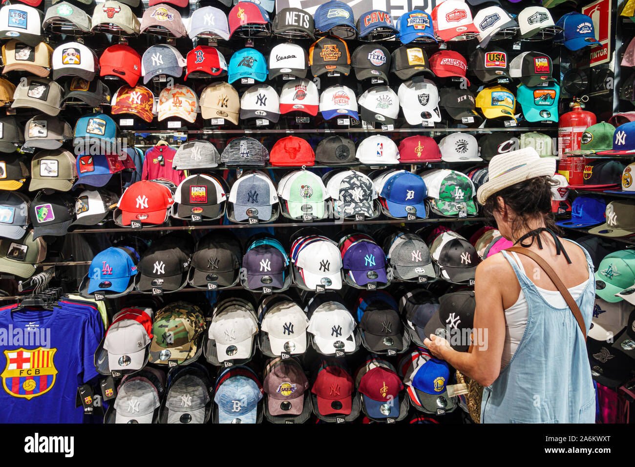 Barcelone Espagne,Catalogne Ciutat Vella,Barri Gotic,la Rambla,promenade de  rue piétonne bordée d'arbres, boutique souvenirs, shopping, casquettes,  sports américains Photo Stock - Alamy