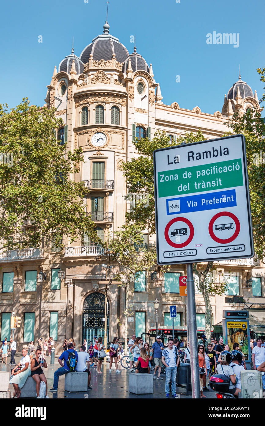 Barcelone Espagne,Catalonia Plaza Placa de Catalunya 23,bâtiment historique,la Rambla,piétons,panneau de signalisation,pas de bus de camions,trafic passif seulement,ES1908 Banque D'Images