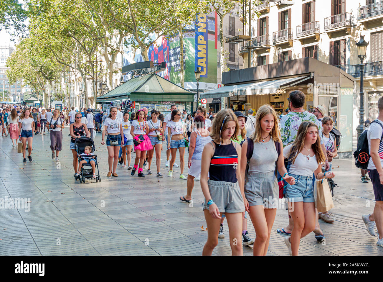 Barcelone Espagne,Catalogne Ciutat Vella,Barri Gotic,la Rambla,promenade piétonne bordée d'arbres,filles,adolescents,étudiants,amis,surpeuplés,hispaniques,ES19 Banque D'Images