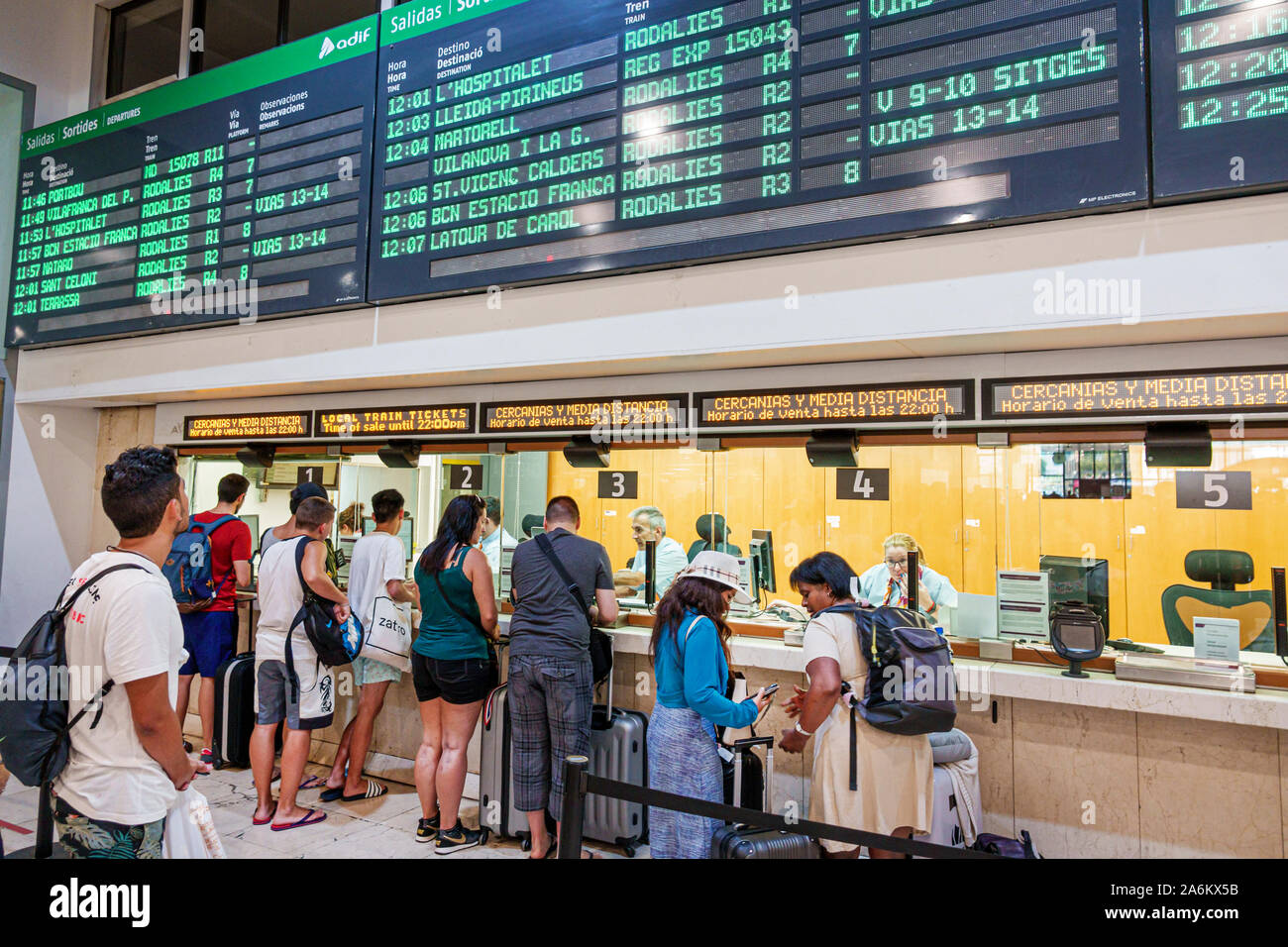 Barcelone Espagne,Catalonia Barcelona-Sants Renfe gare,intérieur,passagers de banlieue,guichet Rodalies guichet,homme,femme,ligne,file d'attente Banque D'Images