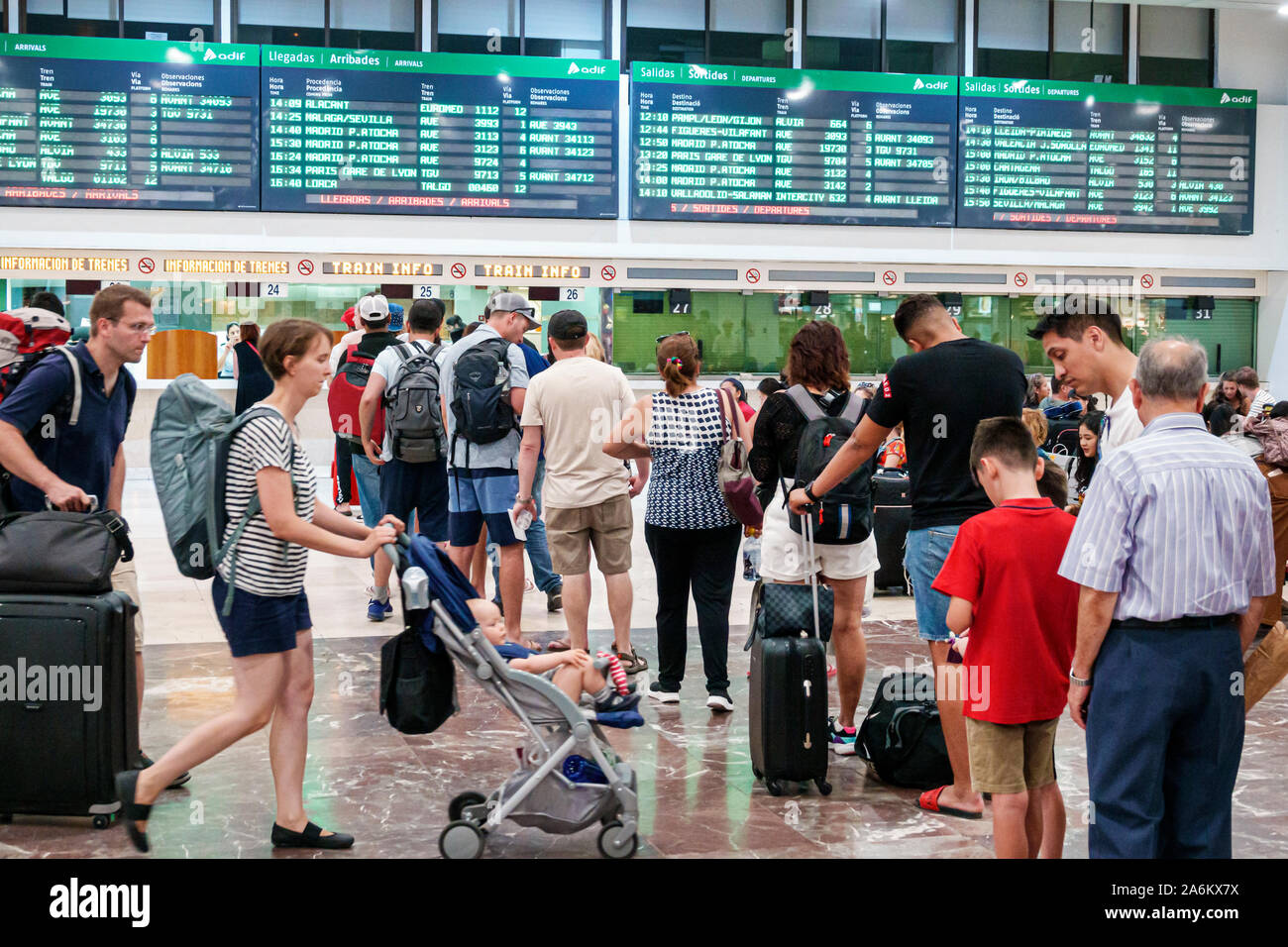 Barcelone Espagne,Catalonia Barcelona-Sants Renfe gare,intérieur,passagers de banlieue,guichet Rodalies guichet,homme,femme,bébé,strol Banque D'Images