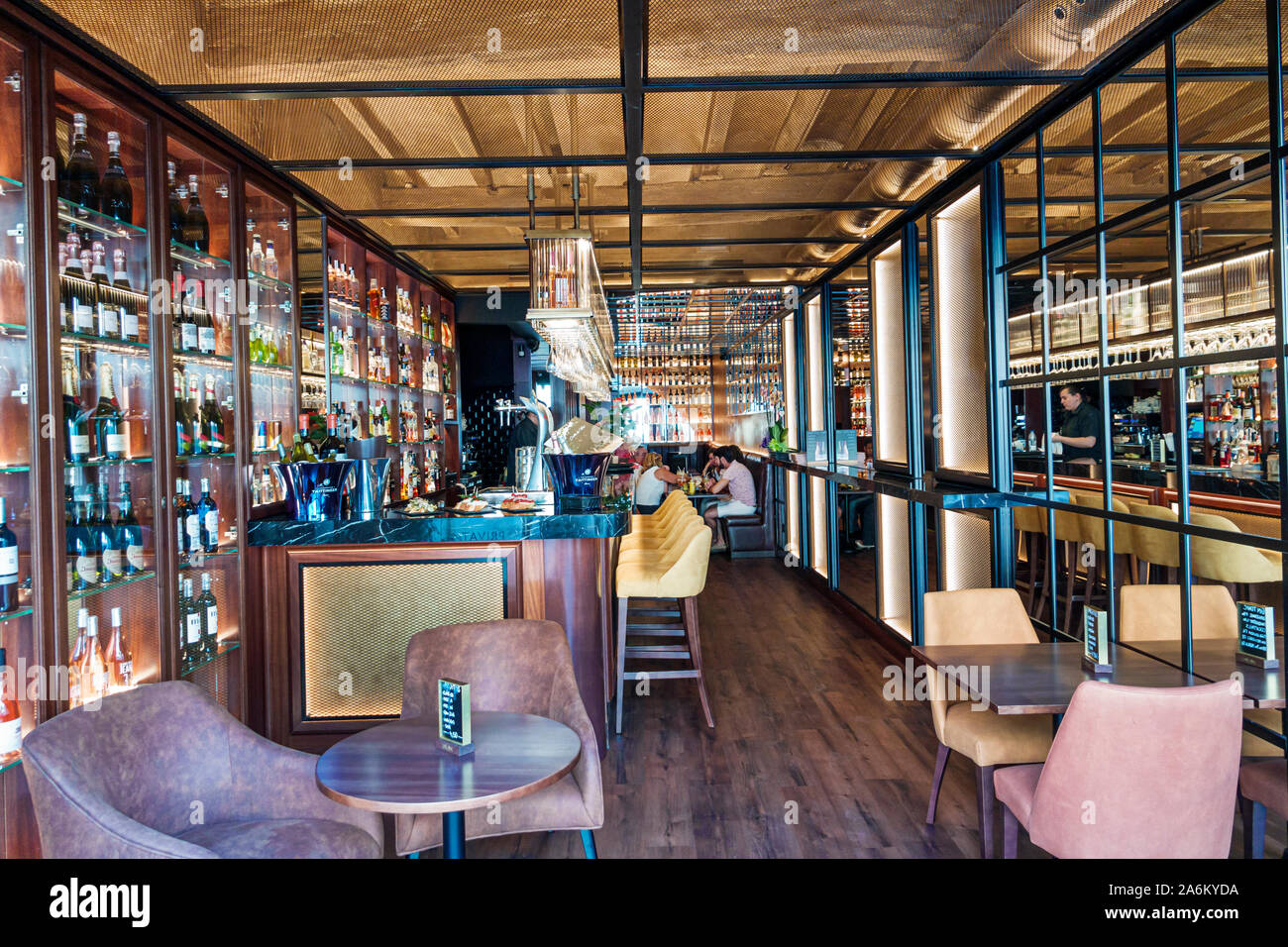 Tarragone Espagne Catalogne hispanique part Alta, quartier historique, Plaza de la Fuente, Placa de la font, place publique, Continental, restaurant, bar, bouteille de vin Banque D'Images