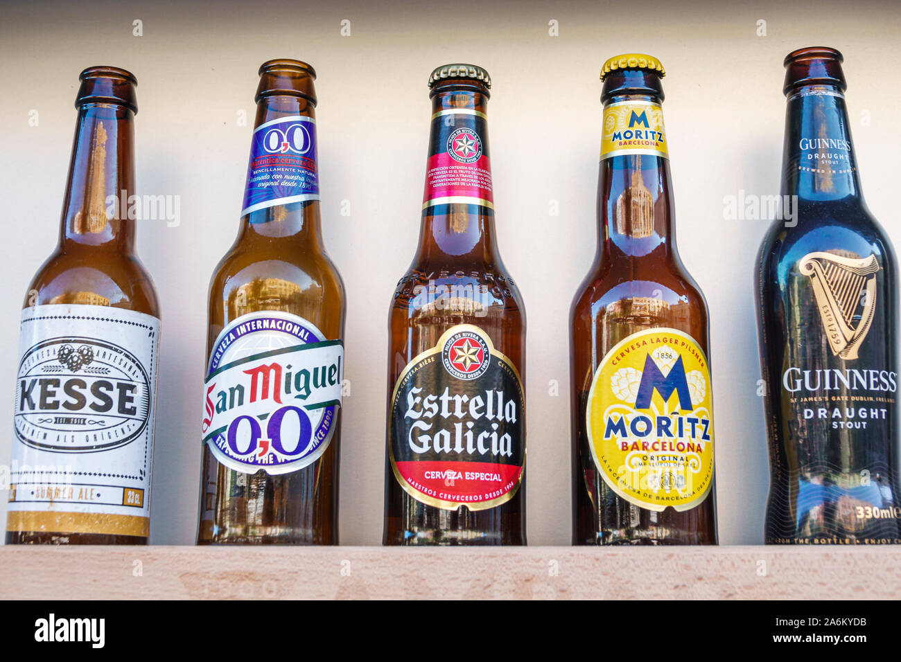 Tarragone Espagne hispanique Catalogne partie Alta, quartier historique, Plaza de la Fuente, Placa de la font, bar, bières domestiques, exposition, Estrella Galice, Moritz, Banque D'Images