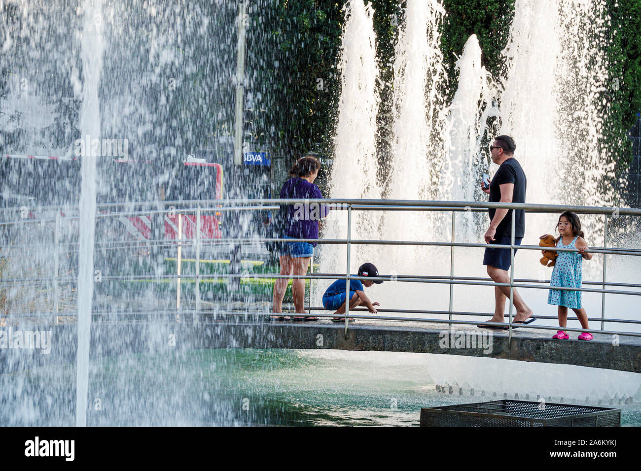 Tarragona Espagne, hispanique latin Latino, Catalogne Catalunya, Placa Plaza Imperial Tarraco, parc, jets de fontaine d'eau, rétroéclairé, homme hommes adultes adultes adultes, woma Banque D'Images