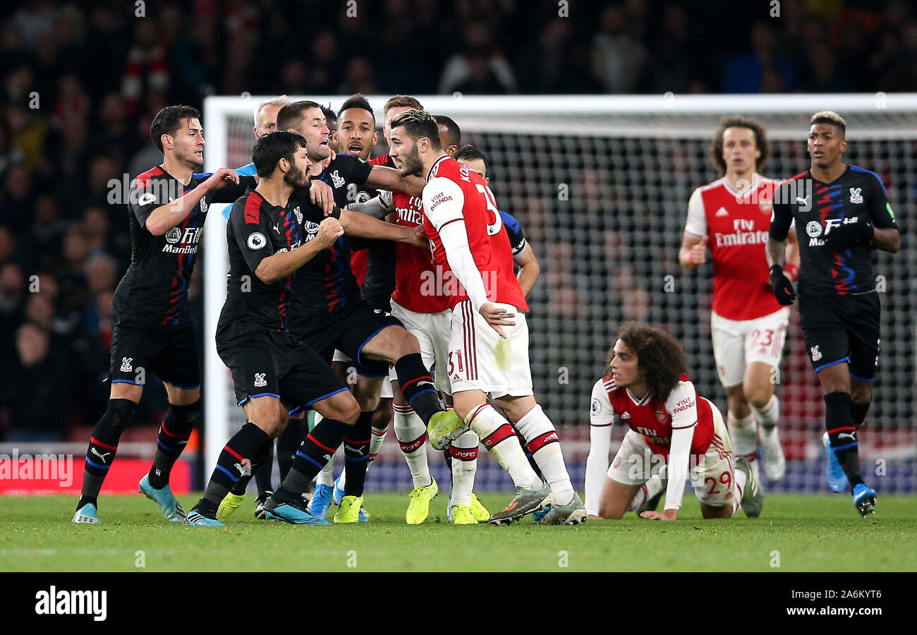 Crystal Palace's James Tomkins réagit à un plaquage de l'arsenal Matteo Guendouzi et est retenu par Alexandre Lacazette et Sead Kolasinac et Crystal Palace's Gary Cahill au cours de la Premier League match à l'Emirates Stadium, Londres. Banque D'Images