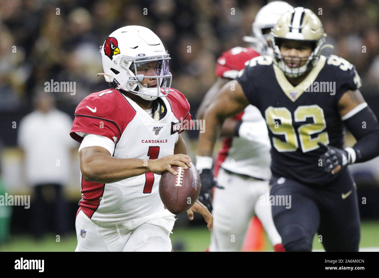 New Orleans, USA. 27 Oct, 2019. (De gauche à droite) ti Arizona Cardinals quarterback Kyler Murray tente d'Outrun New Orleans Saints défensive fin Marcus Davenport à la Nouvelle Orléans, Louisiane USA le 27 octobre 2019. Crédit : Dan Anderson/ZUMA/Alamy Fil Live News Banque D'Images