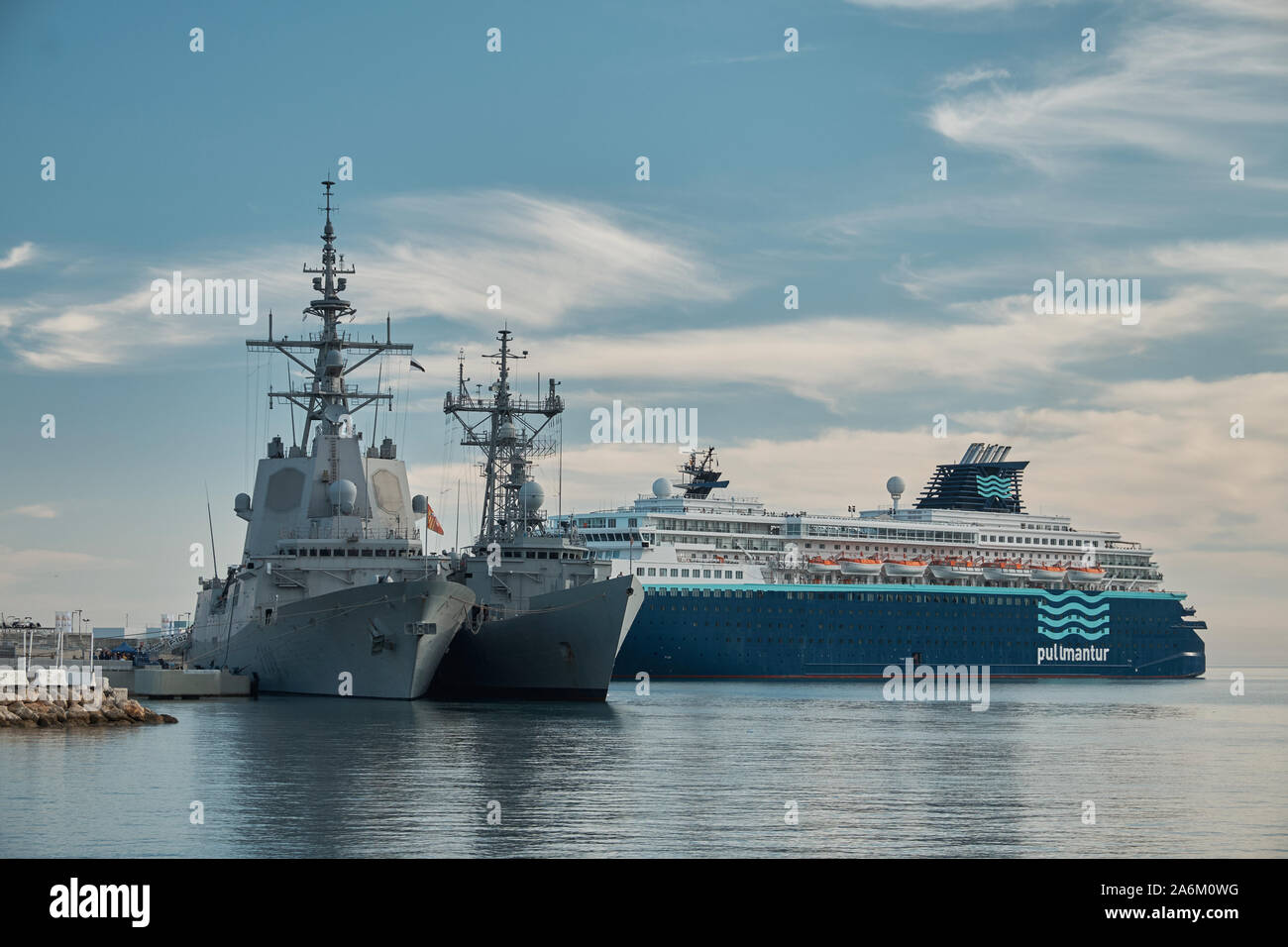 Des frégates de la marine espagnole Almirante Juán de Borbón et Reina Sofía. Port de Málaga, Espagne. Banque D'Images