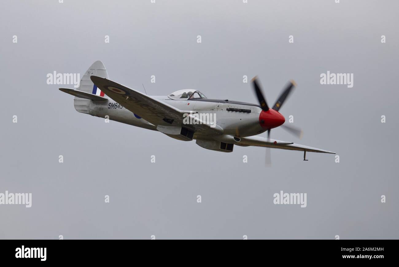 Supermarine Spitfire Mk XVIII (G-BUOS) se produiront au Flying Legends Airshow à l'IWM Duxford le 14 juillet 2019 Banque D'Images