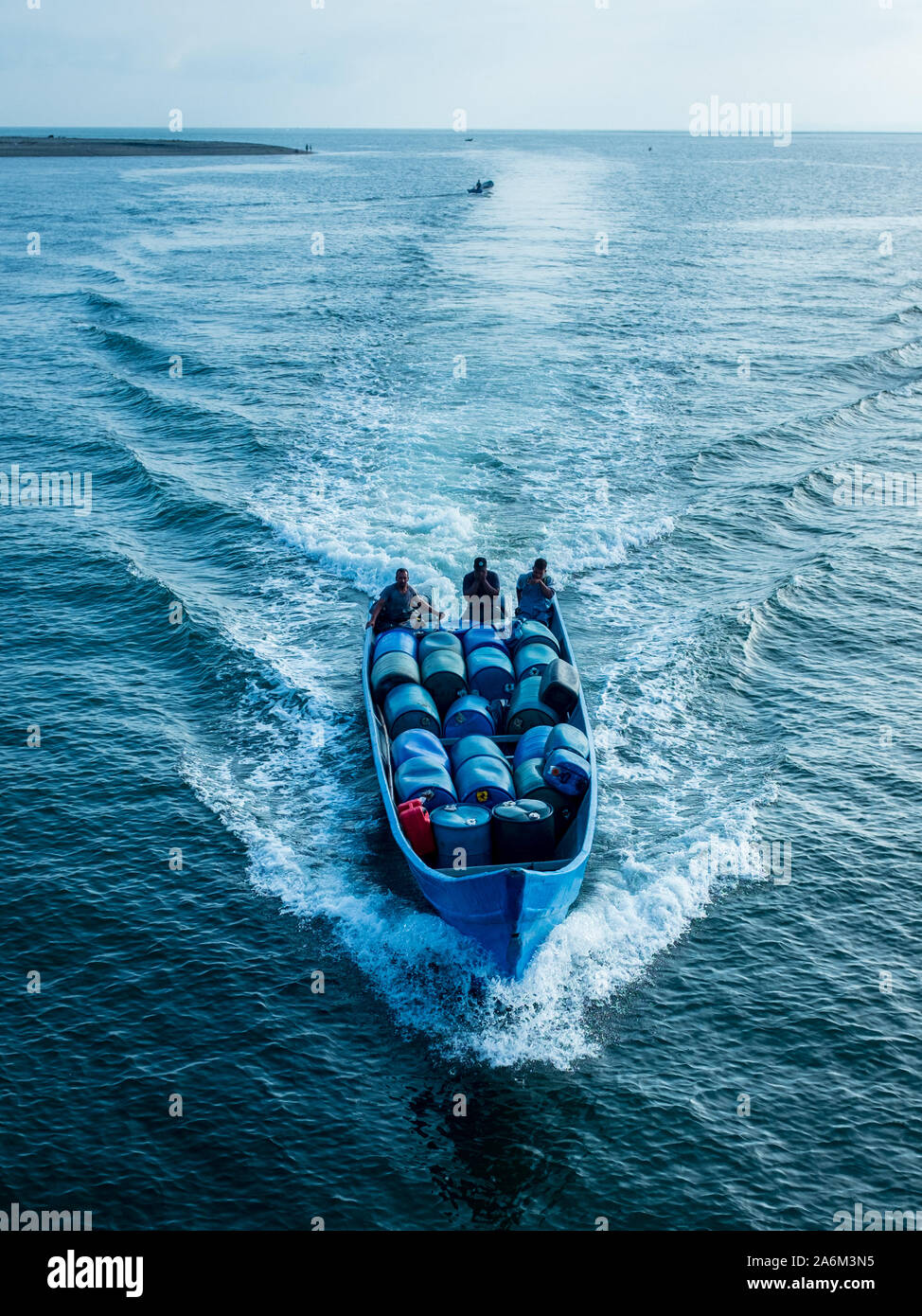 Tumaco, Nariño / Colombie, le 27 juin 2019 : Beaucoup d'hommes sur bleu bateau rapide Remplir avec croisière dans la baie de marchandises Banque D'Images