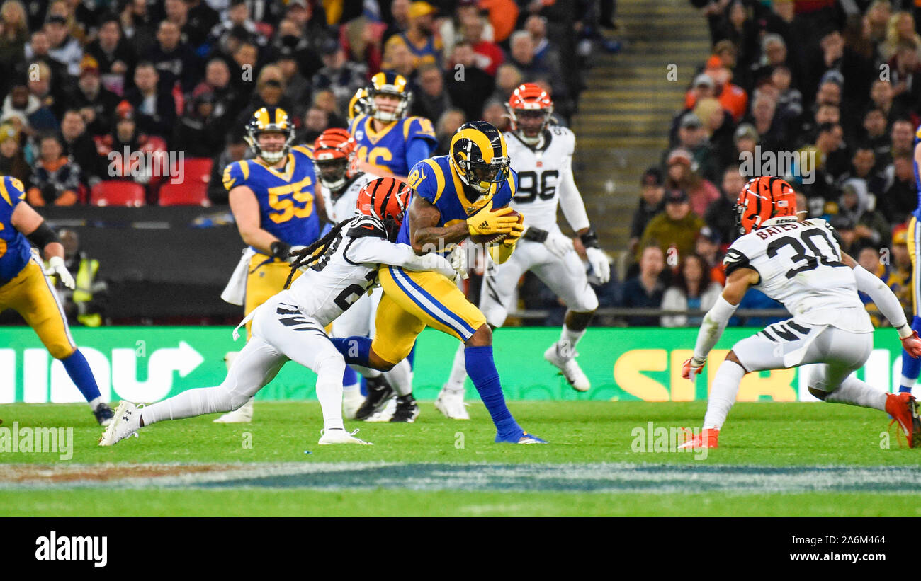 Londres, Royaume-Uni. 27 octobre 2019. Béliers tight end, Gerald Everett (81) est abordé au cours du match NFL Cincinnati Bengals v Los Angeles Rams au stade de Wembley, le jeu 3 de cette année, les jeux de NFL. Crédit : Stephen Chung / Alamy Live News Banque D'Images