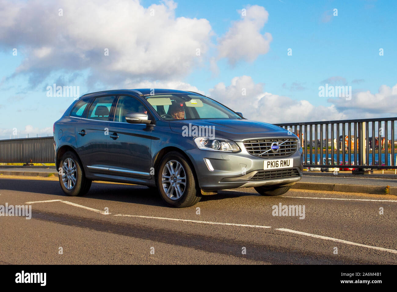 2016 Volvo XC60 gris SE LUX NAV D5 AWD UA sur la promenade du front de mer, Southport, Merseyside, Royaume-Uni Banque D'Images