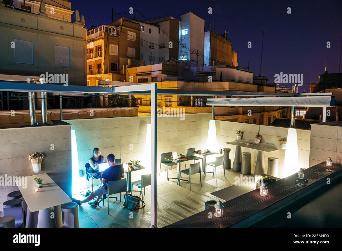 Valencia Espagne hispanique, Ciutat Vella, vieille ville, quartier historique, Vincci Mercat, hôtel, restaurant sur le toit, horizon, soirée de nuit, homme, femme, avec ordinateur portable, gu Banque D'Images