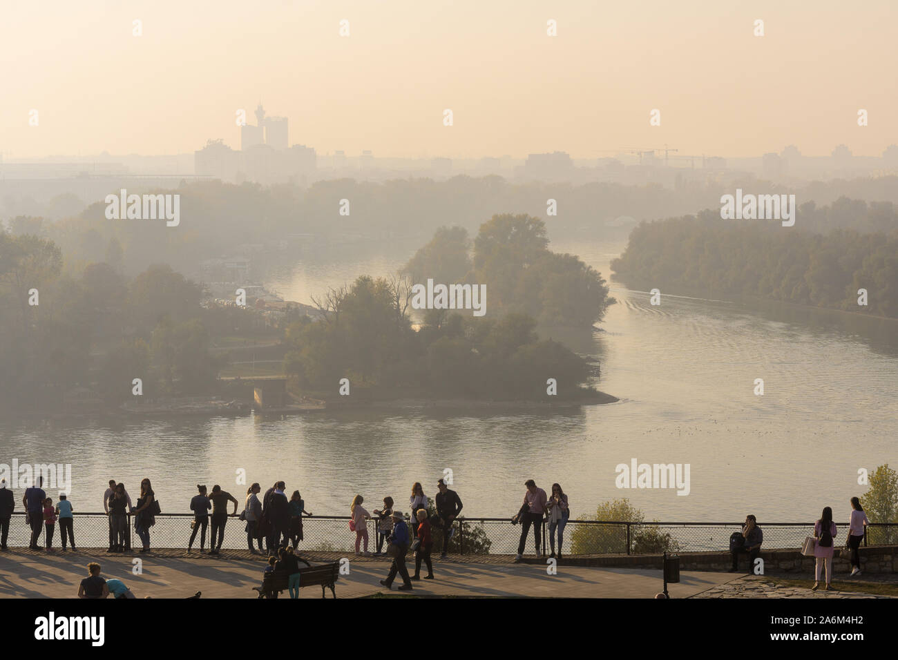 La pollution de l'air de Belgrade - les touristes à profiter de la vue de Kalemegdan Belgrade sous la brume dense de saison en raison de la pollution de l'air. La Serbie, l'Europe. Banque D'Images