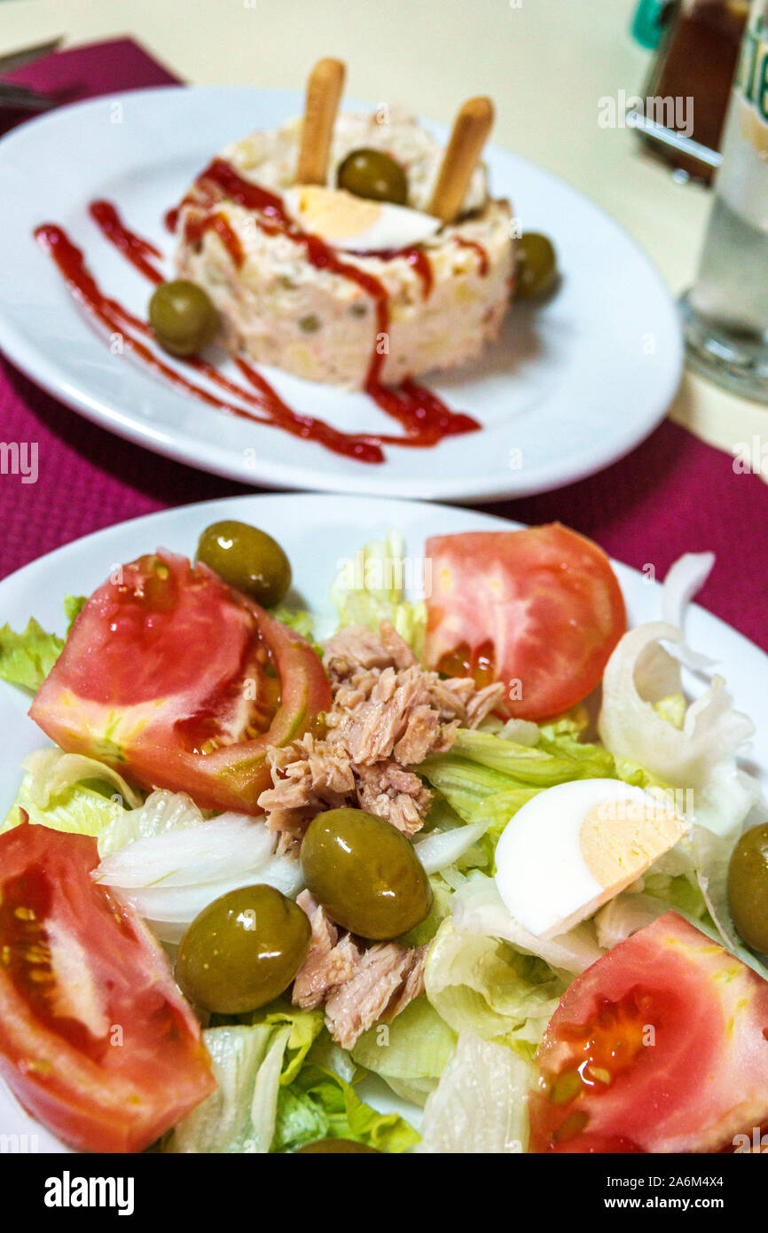 Valencia Espagne hispanique, Trinitat, Bar cliquez, restaurant, à l'intérieur, café de quartier, assiettes alimentaires, salade niçoise, tomates, thon, oeuf à la coque, olives, hispanique, ES1 Banque D'Images