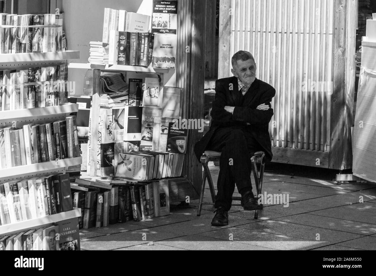 Kosovo, Pristina bazar. Vieil homme vendant des livres. Banque D'Images
