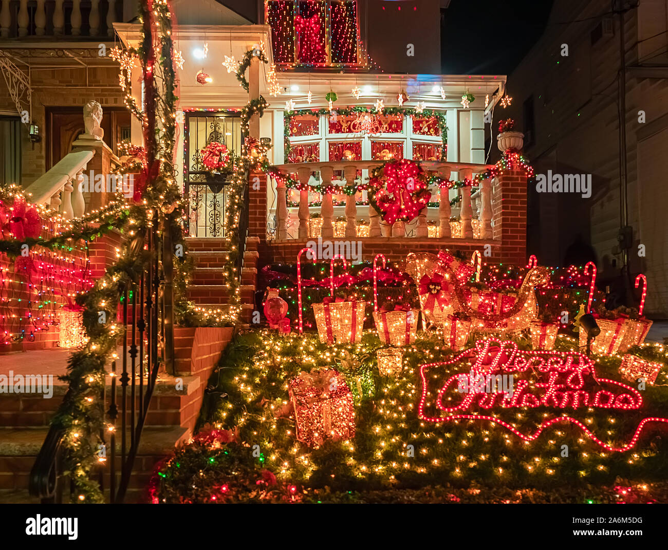 New York, USA, le 27 décembre 2017. fameux géant décorations de Noël des maisons dans le quartier de dyker Heights, à Brooklyn, New York Banque D'Images