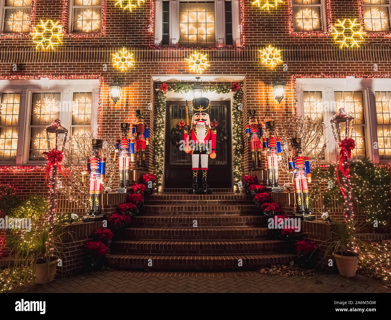 New York, USA, le 27 décembre 2017. fameux géant décorations de Noël des maisons dans le quartier de dyker Heights, à Brooklyn, New York Banque D'Images
