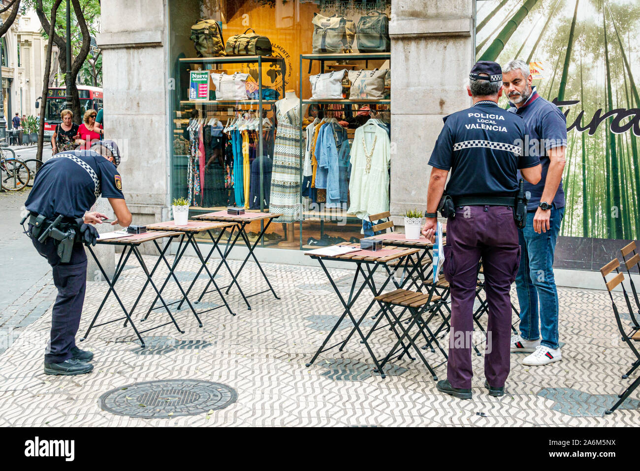 Valence Espagne,Ciutat Vella,vieille ville,centre historique,Plaza de Maria Benlliure,homme hommes adultes,policier,violation de conformité de code,resta Banque D'Images