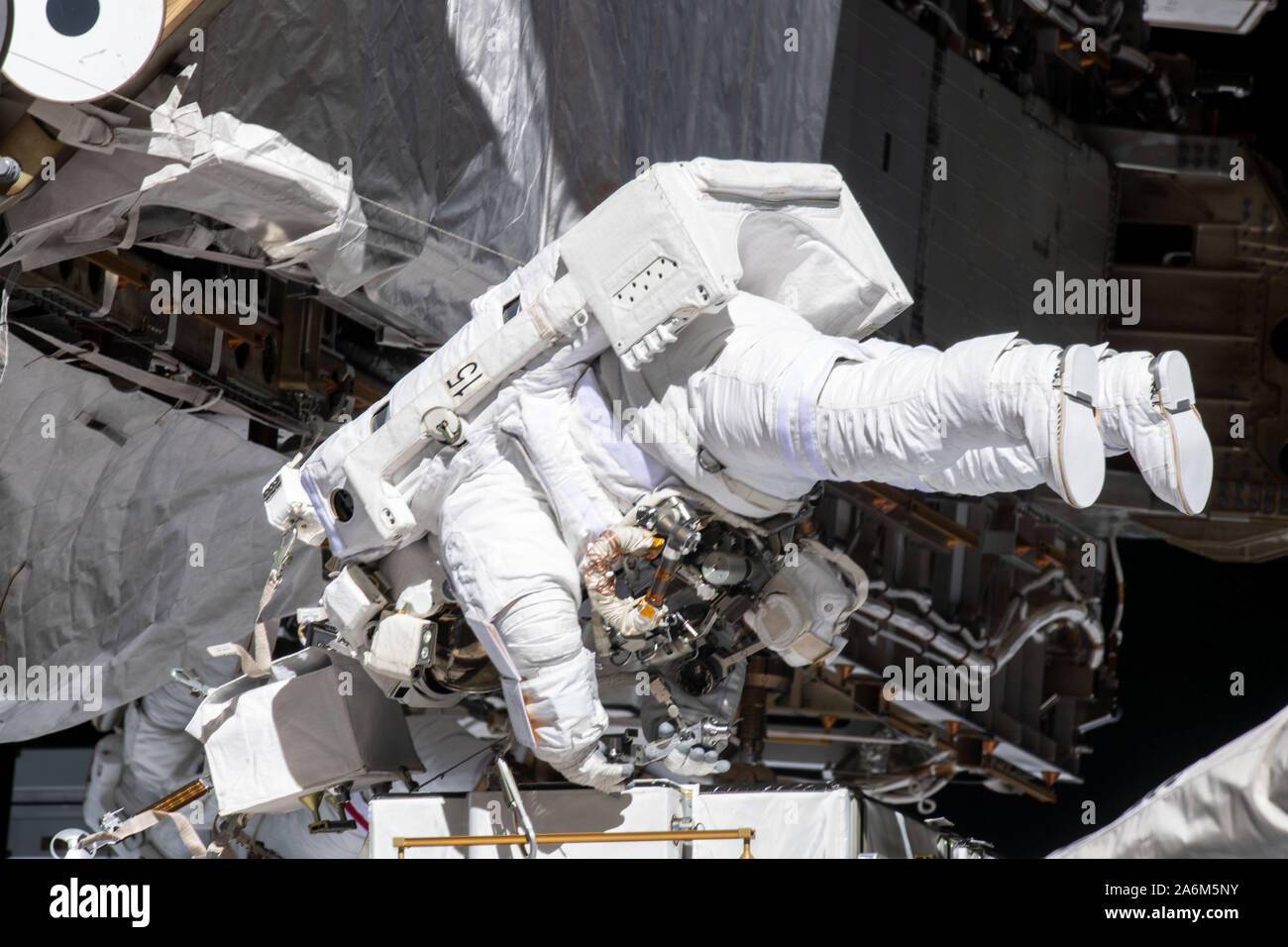 L'astronaute de la NASA Christina Koch travaille tout en attaché près du port 6 du segment de poutre de la Station spatiale internationale pour remplacer les anciennes piles nickel-hydrogène avec de nouveaux et plus puissants les batteries au lithium-ion, pendant la 11 octobre 2019, sortie dans l'espace. Banque D'Images