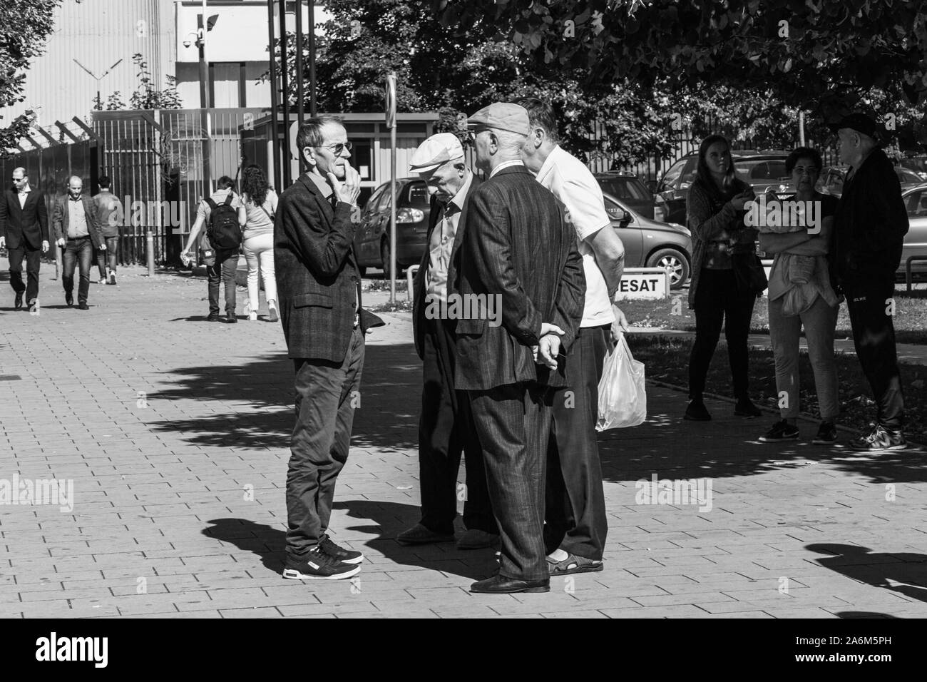 Vieil homme à Pristina street avoir une conversation. Kosovo quotidienne Banque D'Images