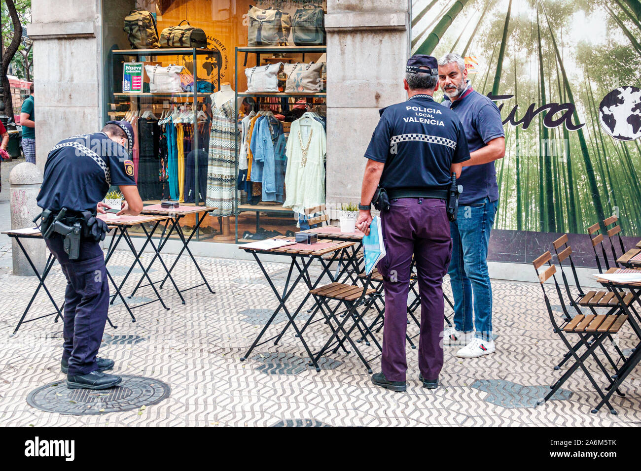 Valence Espagne,Ciutat Vella,vieille ville,centre historique,Plaza de Maria Benlliure,homme,policier,violation de conformité de code,propriétaire de restaurant,enquête Banque D'Images