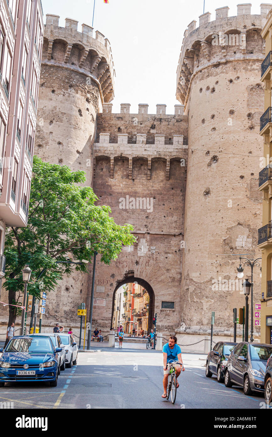 Valence Espagne Ciutat Vella vieille ville quartier historique Torres de Tours défensives de style gothique de quart 1400s mur médiéval de la ville historique arc de repère Banque D'Images