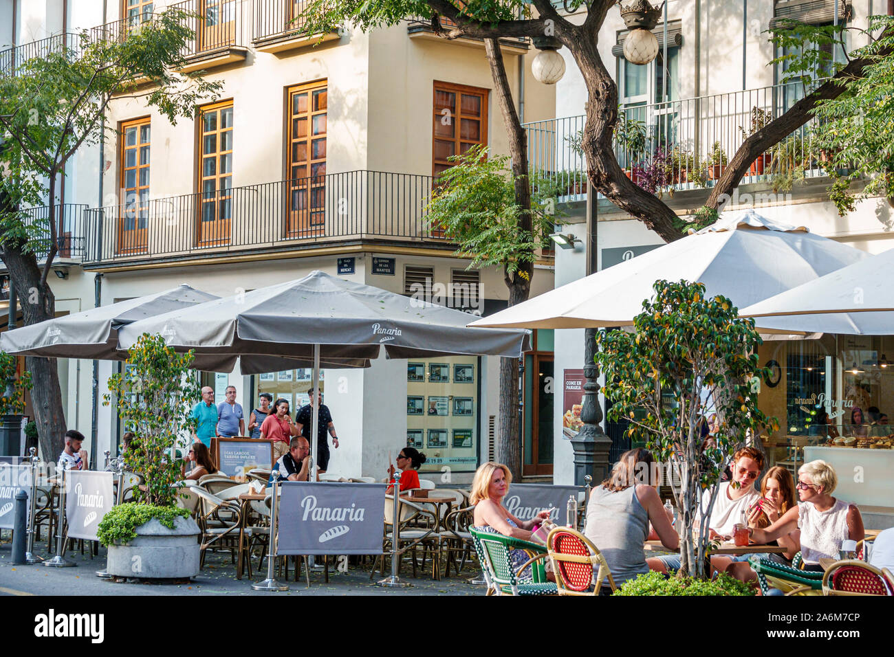 Valence Espagne, Ciutat Vella, vieille ville, quartier historique, Plaza Placa del Mercat, cafés-terrasses, restaurant, repas en plein air, tables, parasols, homme, femme, E Banque D'Images
