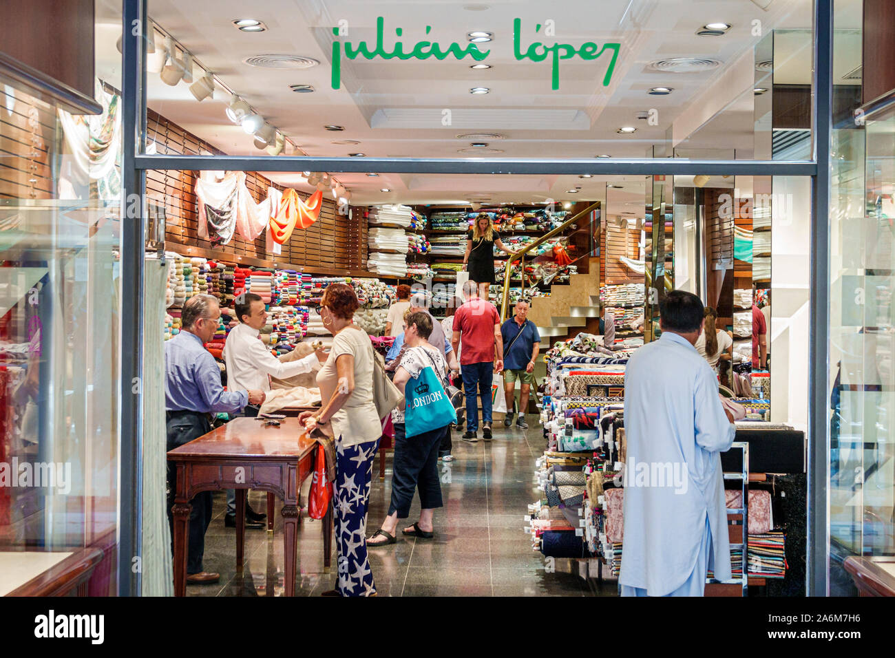 Valencia Espagne,Ciutat Vella,vieille ville,quartier historique,Telas Julian Lopez,magasin de tissus,entrée,intérieur,homme,femme,employé,hispanique,ASI Banque D'Images