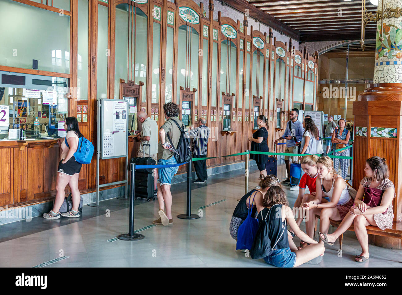 Valence Espagne,Estacio del Nord,Renfe gare,intérieur,passagers passagers,navetteurs,femme,homme,fille,adolescent,assis,guichets,ES1 Banque D'Images