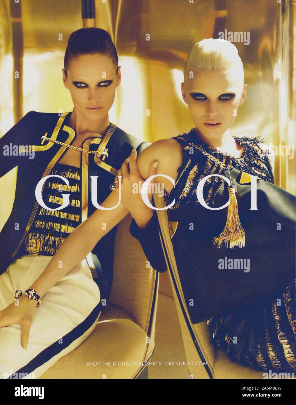 Affiche publicitaire GUCCI maison de mode dans le magazine papier de 2012  ans, publicité, publicité créative GUCCI 2010 Photo Stock - Alamy