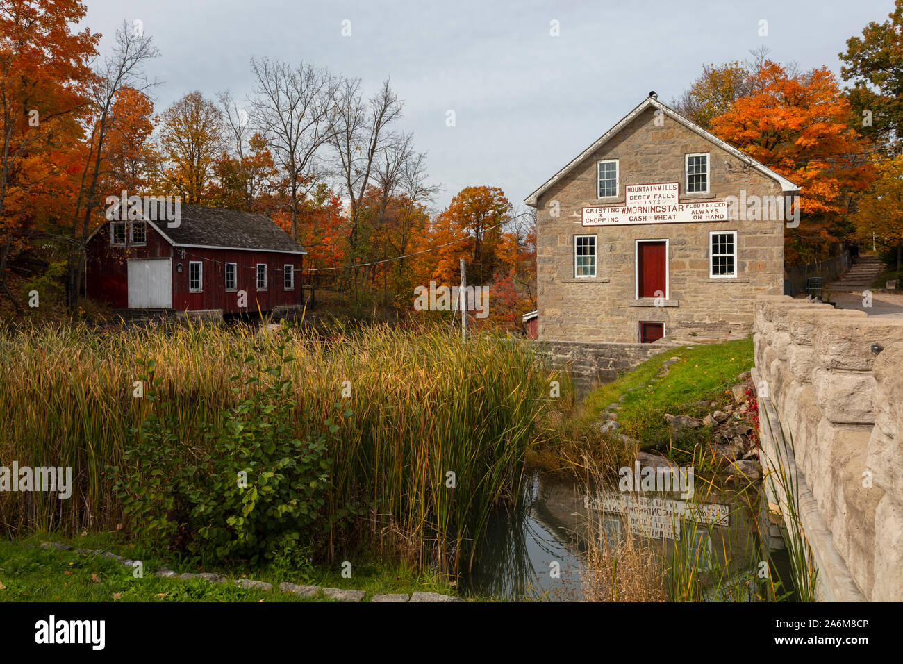 St.Catherines, Ontario, Canada - le 26 octobre 2019 : l'automne à Morningstar historique moulin avec chutes Decew supérieure en aval. Banque D'Images