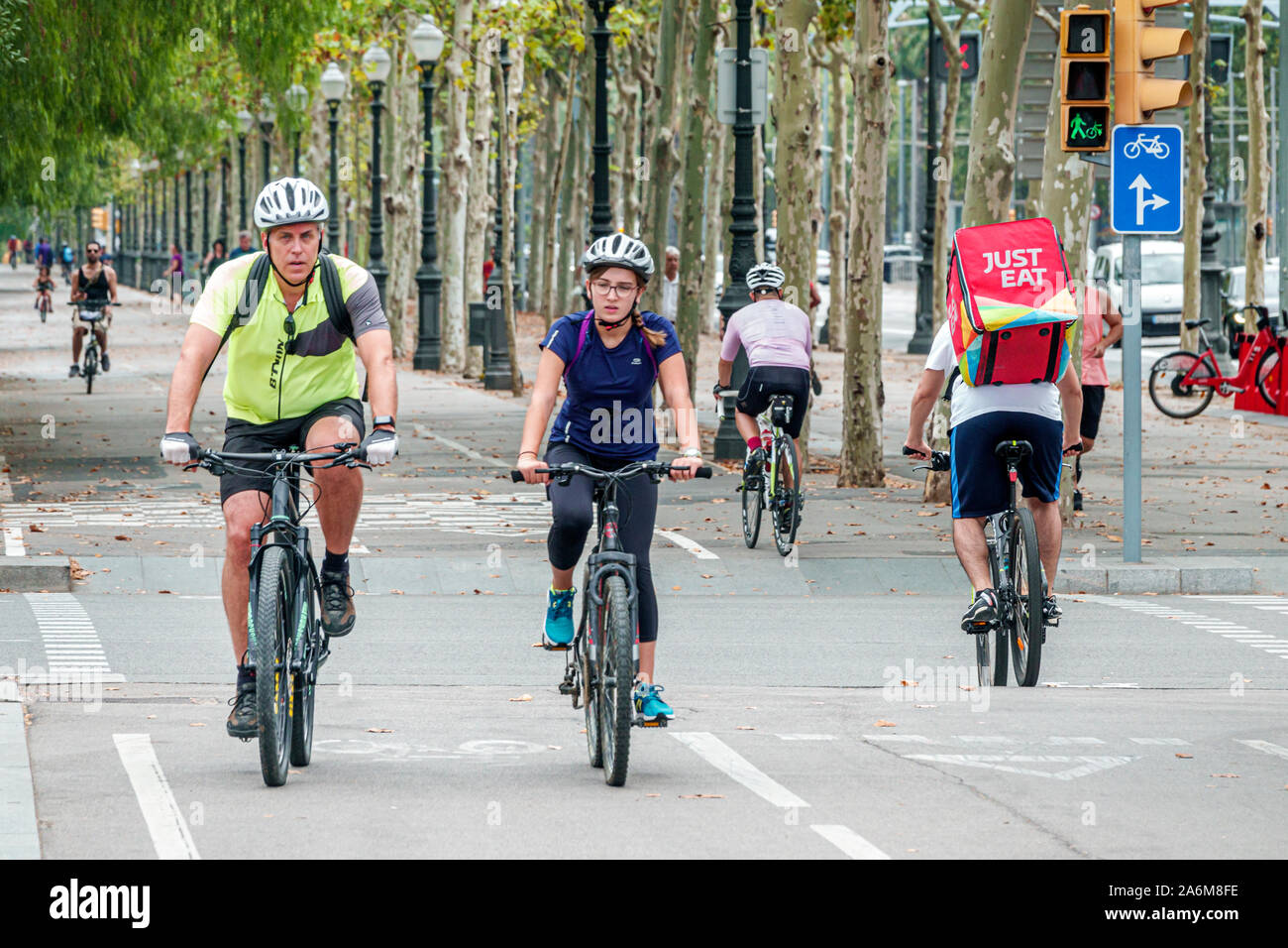 Barcelone Espagne,Catalogne les Corts,Avinguda Diagonal,promenade,pistes cyclables désignées,cycliste,équitation,casque,homme,père,adolescent,fille,fille,couple,fi Banque D'Images