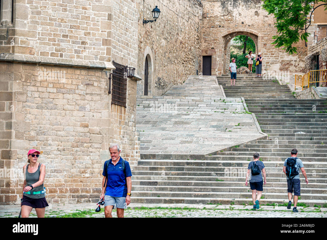 Barcelone Espagne, Catalonia Monastère de Pedralbes, complexe historique gothique, monument national, Baixada del Monestir, rue pavée, escaliers, homme, femme, co Banque D'Images