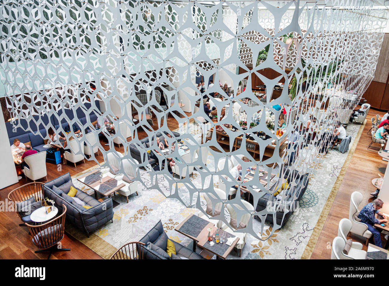 Barcelone Espagne, Catalonia Passeig de Gracia, Mandarin Oriental, hôtel, luxe, Restaurant blanc, plafond grillagé métallique, décoration intérieure, ES190901082 Banque D'Images