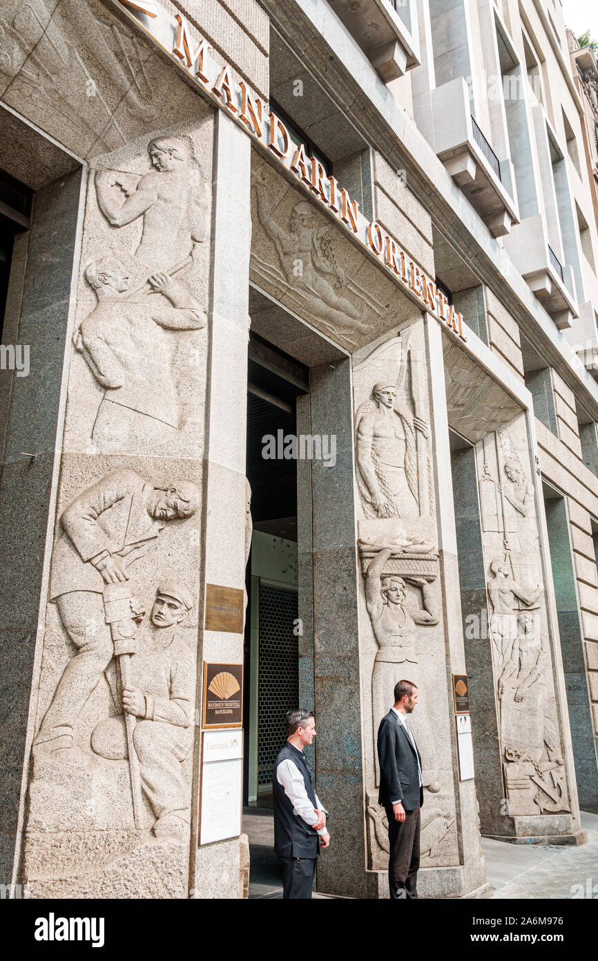 Barcelone Espagne, Catalonia Passeig de Gracia, Mandarin Oriental, hôtel de luxe, entrée principale, œuvres d'art conservées, sculpture de relief, par Frédéric Mares, porteur, Banque D'Images