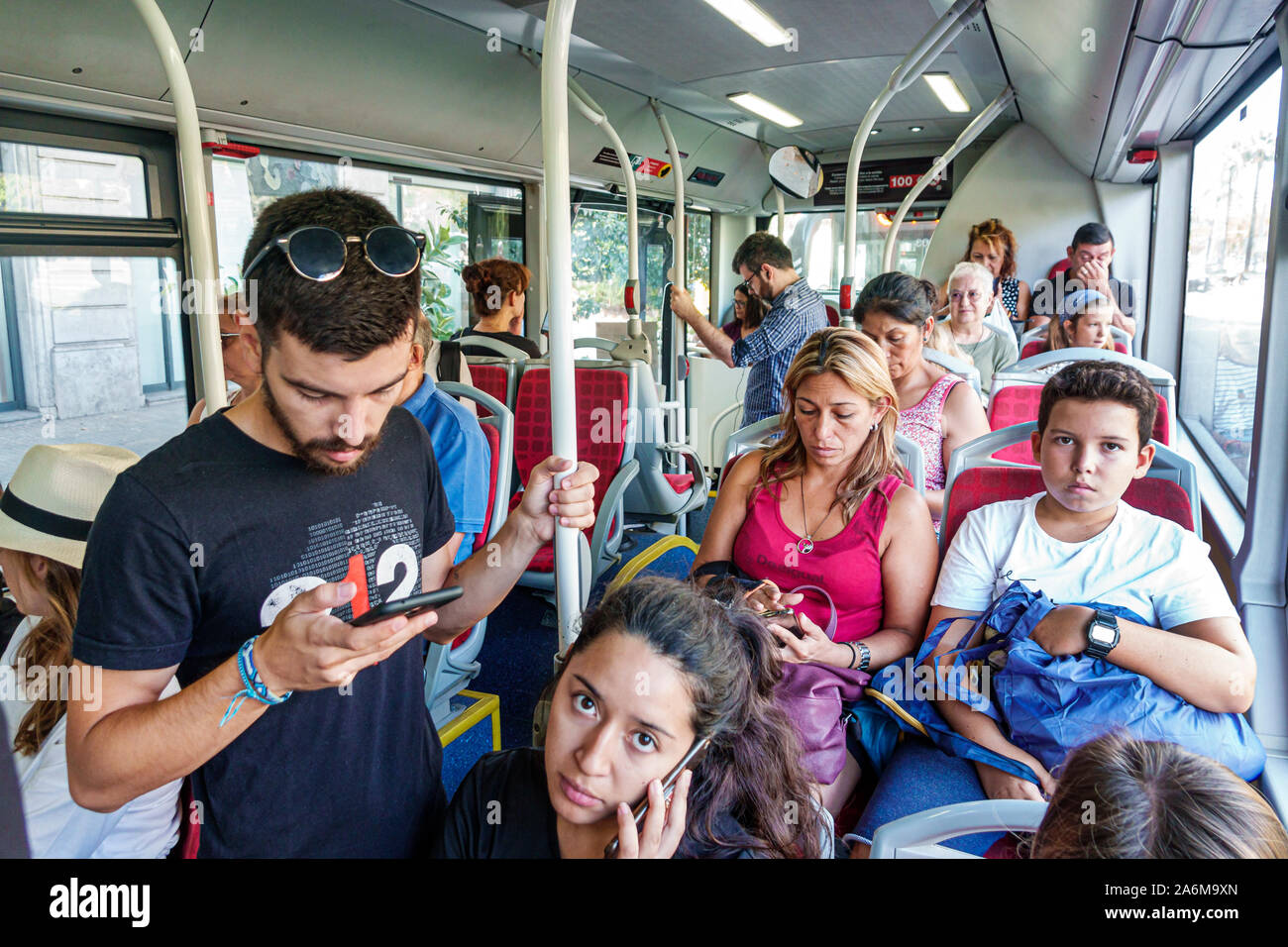 Barcelone Espagne,Catalogne Catalunya,Transports Metropolitans de Barcelone,TMB,bus de ville,transport en commun,homme hommes adultes, garçon garçons lad la Banque D'Images